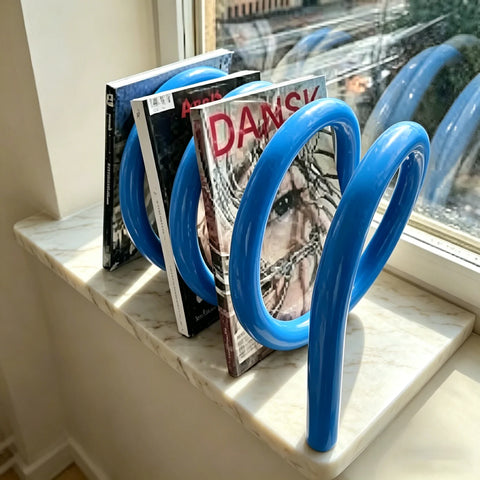 Spiral magazine rack in blue, holding magazines
