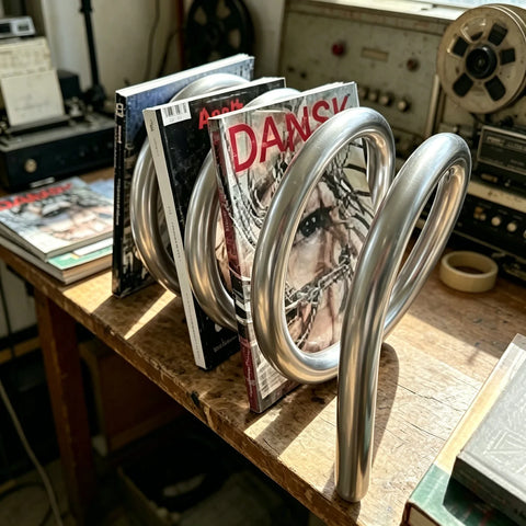 Spiral magazine rack in silver, holding magazines