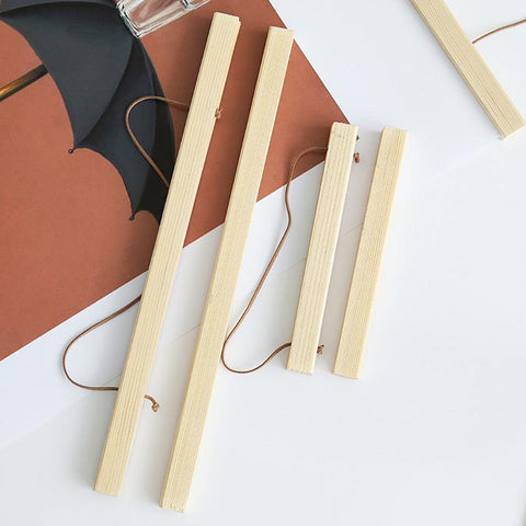 Magnetic pine print hanger for canvas prints
